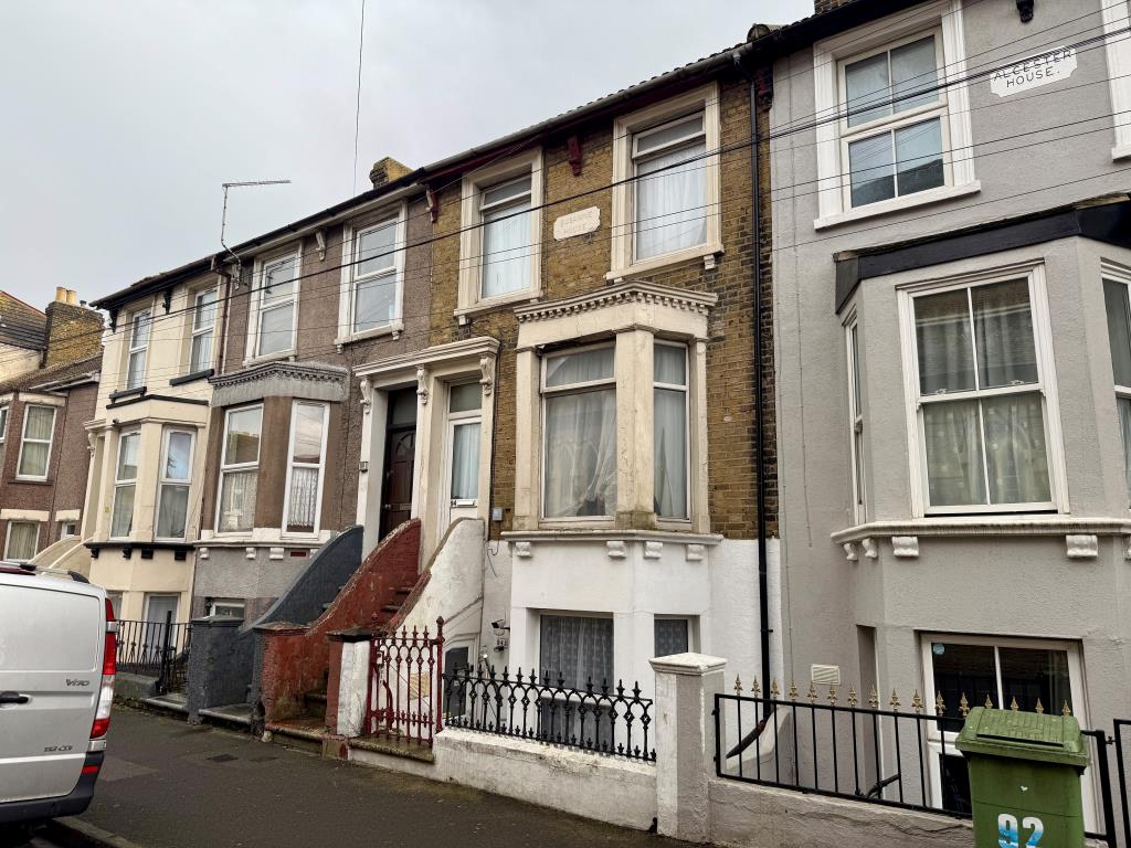 Lot: 35 - VACANT ONE-BEDROOM FLAT - Mid-terraced block of flats
